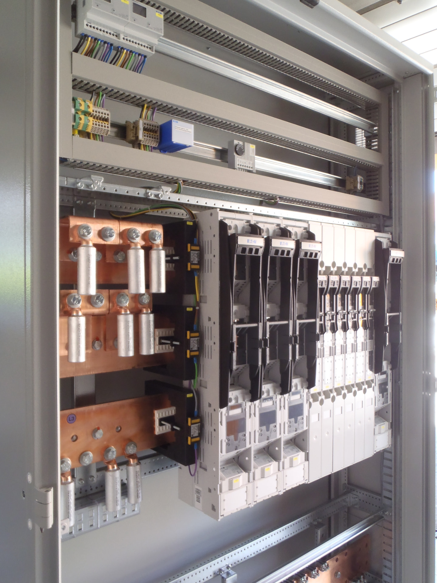 Detailaufnahmen von ZENZ-Verteilern: EATON-Reihenklemmen, Loxone-Miniserver, Sammelschienen und Verdrahtung – Bild 3